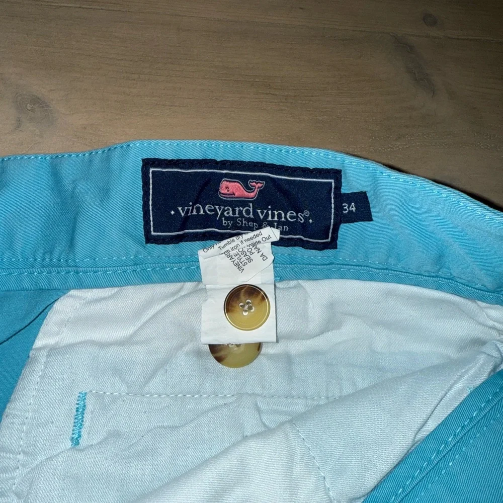 Vineyard Vines Men’s shorts size 34. Like new. Hawaiian themed embroidery - Picture 5 of 6